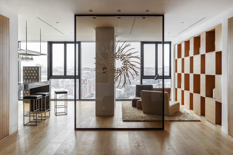 Repräsentatives, Offenes Modernes Wohnzimmer mit weißer Wandfarbe und hellem Holzboden in Moskau