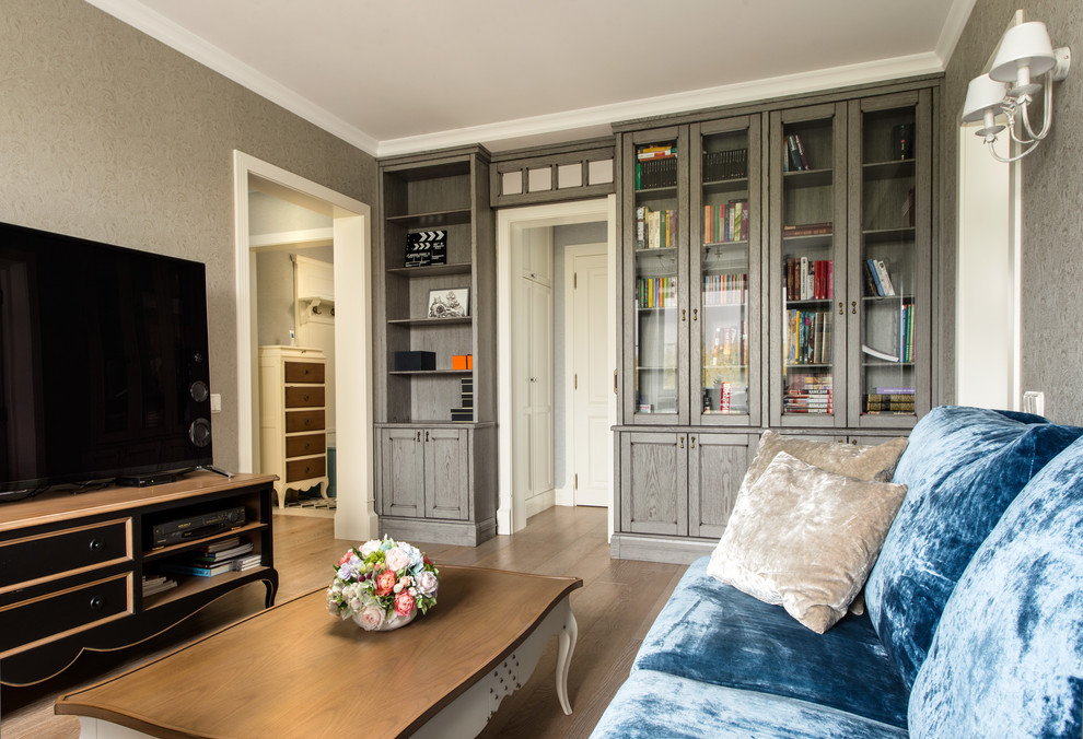 Immagine di un soggiorno classico con sala formale, pareti grigie, pavimento in legno massello medio, TV autoportante e pavimento beige