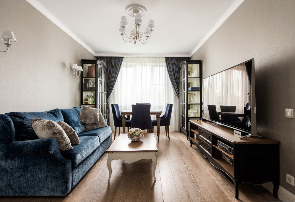 Идея дизайна: парадная, изолированная гостиная комната в классическом стиле с серыми стенами, паркетным полом среднего тона, отдельно стоящим телевизором и тюлем на окнах