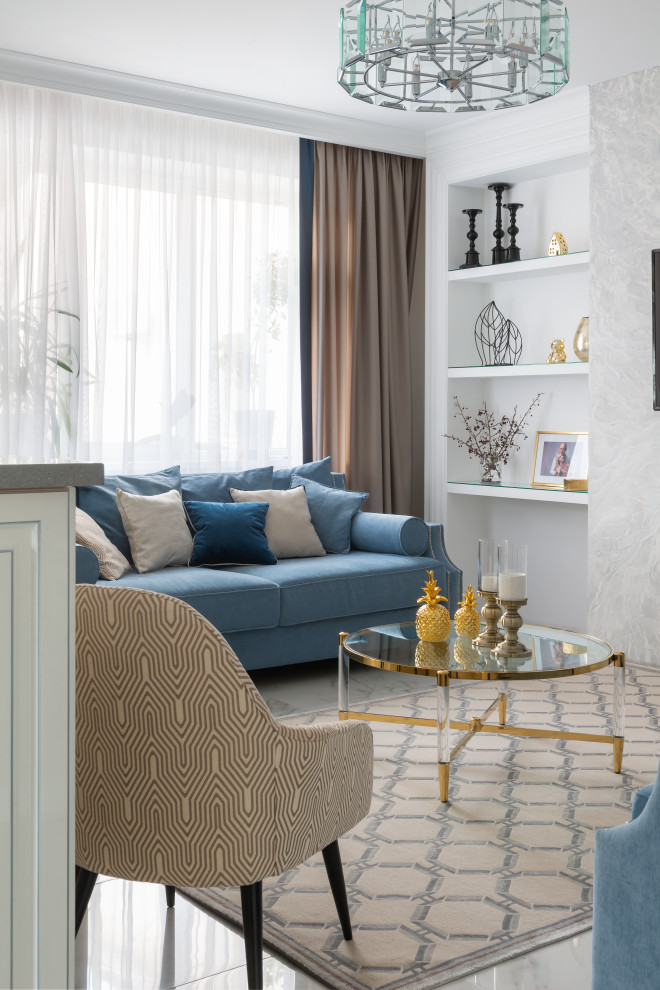 Свежая идея для дизайна: гостиная комната среднего размера в стиле неоклассика (современная классика) с бежевыми стенами, полом из керамической плитки, телевизором на стене, серым полом и синим диваном - отличное фото интерьера
