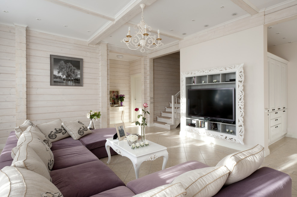 Пример оригинального дизайна: большая открытая гостиная комната в стиле неоклассика (современная классика) с белыми стенами, полом из керамической плитки, телевизором на стене и бежевым полом