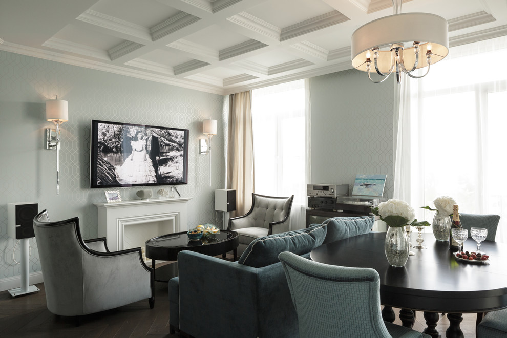 На фото: парадная, открытая гостиная комната в стиле неоклассика (современная классика) с темным паркетным полом, телевизором на стене, коричневым полом, синими стенами и стандартным камином