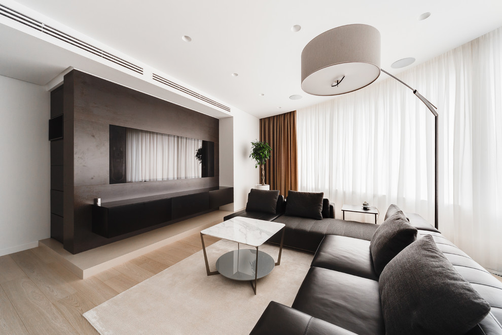 Modernes Wohnzimmer mit weißer Wandfarbe, hellem Holzboden, Multimediawand und beigem Boden in Moskau