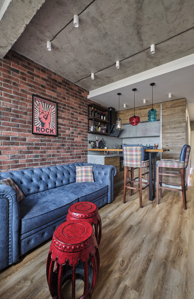 Idee per un piccolo soggiorno industriale chiuso con angolo bar, pareti multicolore, pavimento in laminato, TV a parete e pavimento beige