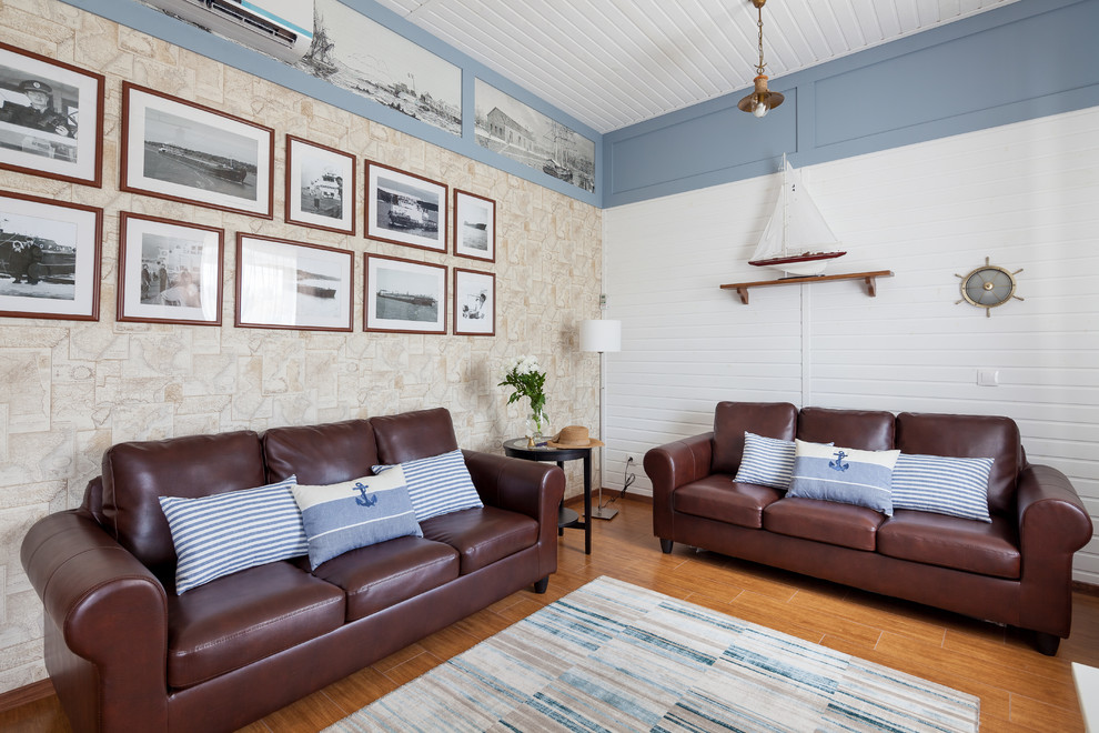 Идея дизайна: парадная гостиная комната в морском стиле с коричневым диваном