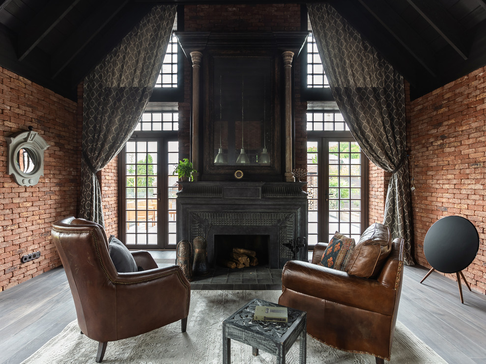 Свежая идея для дизайна: объединенная гостиная комната в стиле лофт с коричневыми стенами, стандартным камином и серым полом - отличное фото интерьера