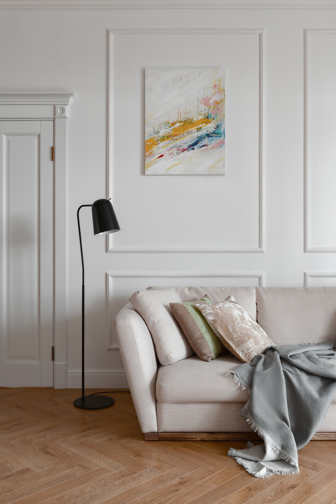 Идея дизайна: изолированная гостиная комната среднего размера в стиле неоклассика (современная классика) с белыми стенами, паркетным полом среднего тона и коричневым полом без камина, телевизора