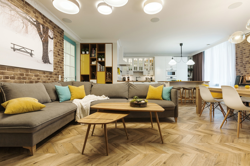 Idée de décoration pour un salon nordique ouvert avec un mur beige, sol en stratifié, un sol beige et éclairage.