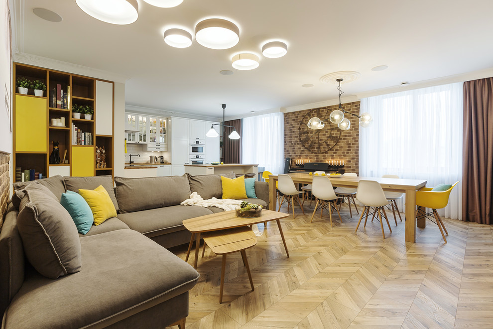 Ispirazione per un soggiorno scandinavo con pareti beige e pavimento in laminato