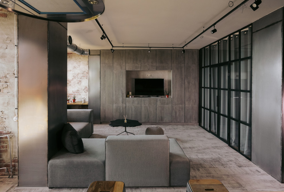 Свежая идея для дизайна: гостиная комната в стиле лофт с серыми стенами, отдельно стоящим телевизором и тюлем на окнах - отличное фото интерьера