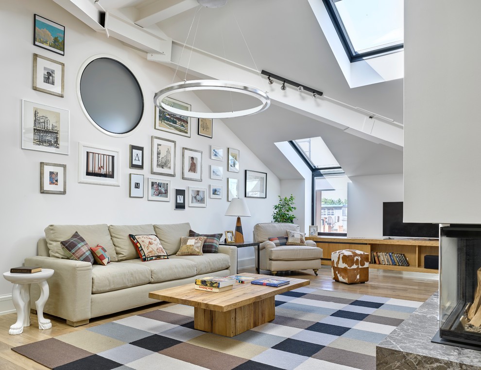 Свежая идея для дизайна: гостиная комната в современном стиле с белыми стенами, светлым паркетным полом и скрытым телевизором - отличное фото интерьера