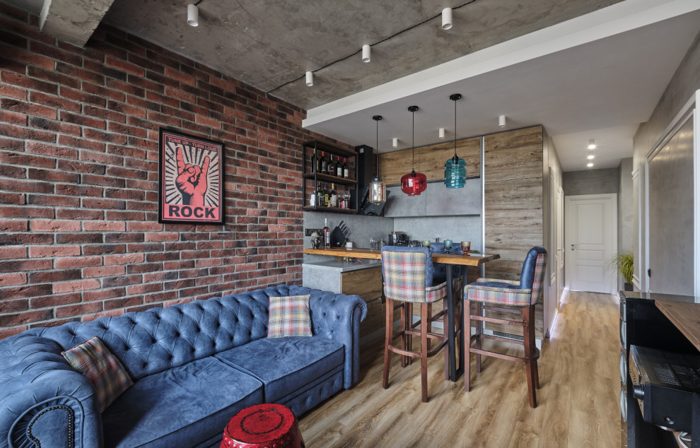 Kleines, Offenes Industrial Wohnzimmer mit Linoleum, braunem Boden, Hausbar und grauer Wandfarbe in Moskau