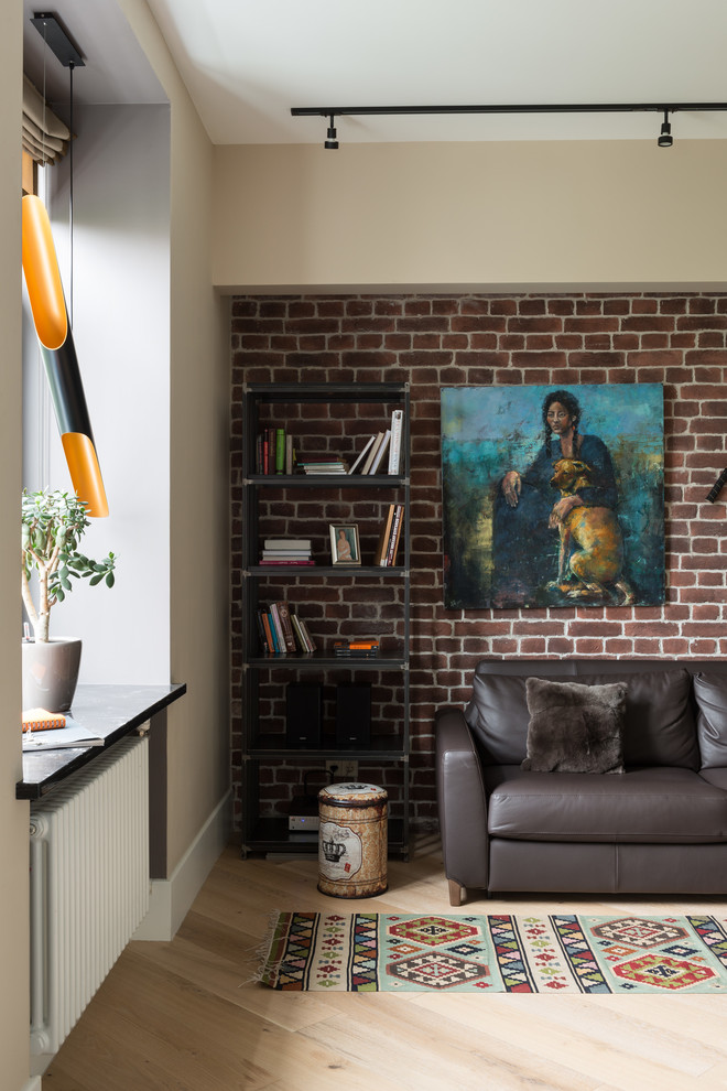 Exempel på ett mellanstort industriellt separat vardagsrum, med ett finrum, beige väggar, ljust trägolv, en väggmonterad TV och beiget golv