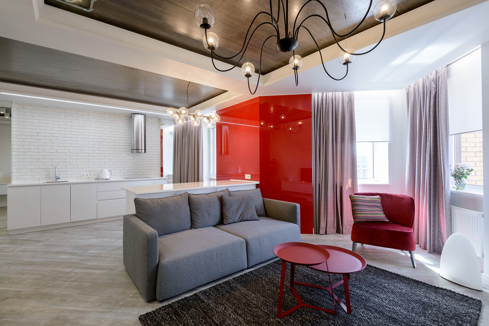 Foto på ett funkis vardagsrum, med röda väggar