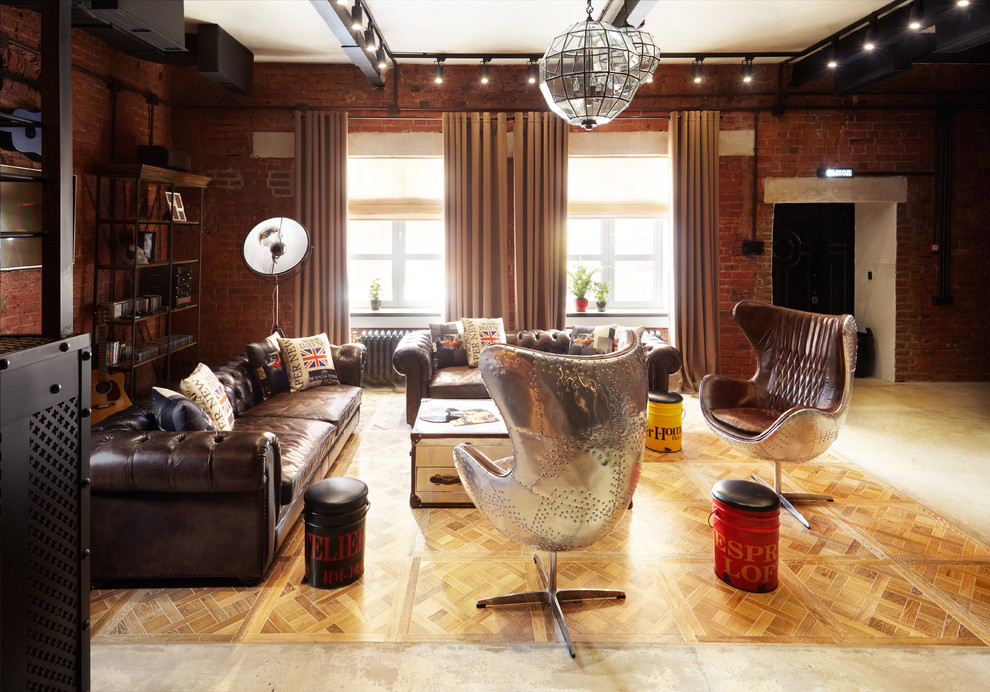 Exemple d'un grand salon mansardé ou avec mezzanine industriel avec une salle de musique, un mur rouge, un sol en bois brun, un téléviseur fixé au mur et un sol marron.