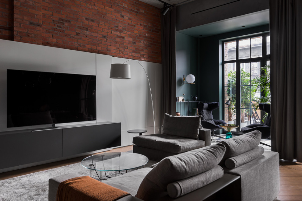Immagine di un soggiorno moderno di medie dimensioni e aperto con sala giochi, pareti multicolore, TV autoportante e pannellatura