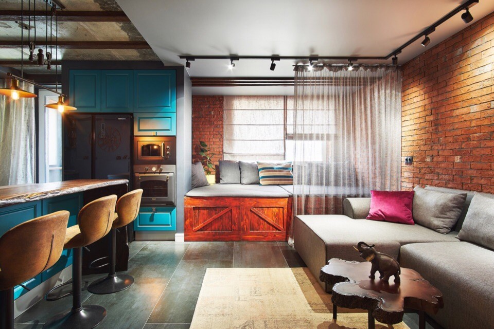 Diseño de salón con barra de bar abierto industrial pequeño con paredes grises, suelo vinílico, televisor colgado en la pared y suelo negro