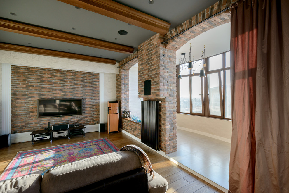 Источник вдохновения для домашнего уюта: большая парадная, открытая гостиная комната в стиле лофт с коричневыми стенами, паркетным полом среднего тона и телевизором на стене