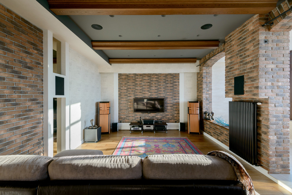 Foto di un grande soggiorno industriale aperto con sala formale, pareti marroni, pavimento in legno massello medio e TV a parete