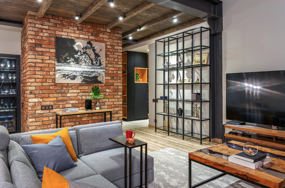 Imagen de sala de estar abierta urbana con paredes blancas, suelo de madera en tonos medios, televisor independiente y suelo marrón