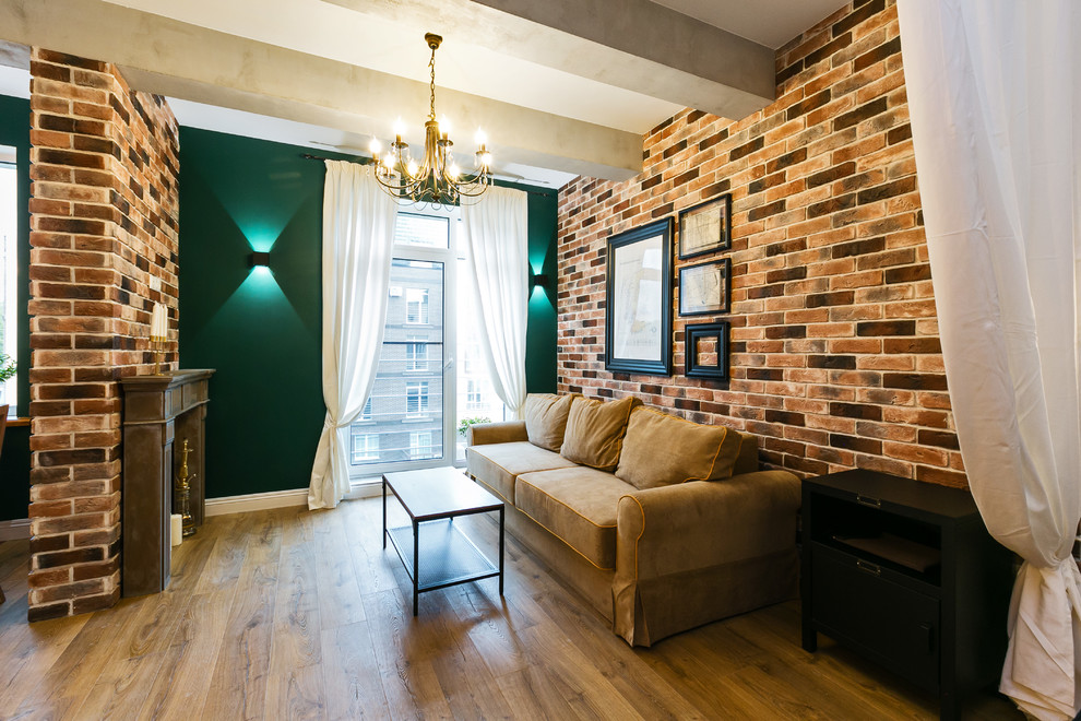 Idée de décoration pour un salon urbain de taille moyenne et fermé avec un mur multicolore, un sol en bois brun, une cheminée standard, un manteau de cheminée en pierre, un téléviseur fixé au mur et un sol marron.