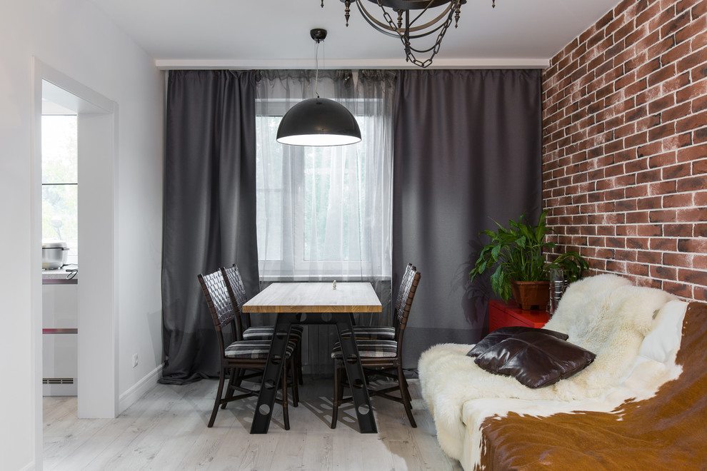 Источник вдохновения для домашнего уюта: гостиная комната в стиле лофт с белыми стенами, полом из ламината и телевизором на стене