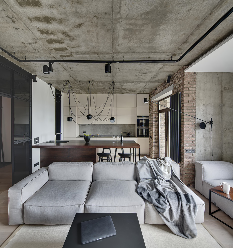 Foto di un soggiorno industriale aperto con pareti grigie e pavimento beige
