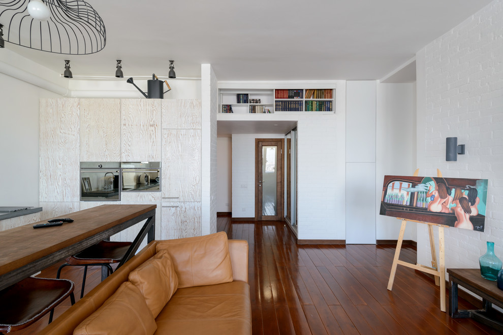 Свежая идея для дизайна: большая двухуровневая гостиная комната в стиле лофт с белыми стенами, деревянным полом и телевизором на стене - отличное фото интерьера