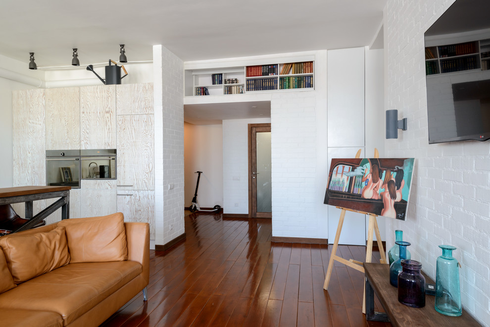 Idee per un grande soggiorno minimal stile loft con pareti bianche, pavimento in legno verniciato e TV a parete