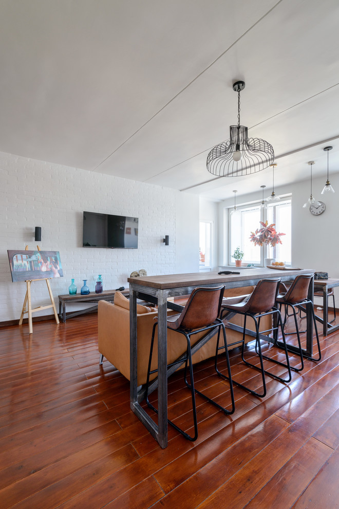 Imagen de salón tipo loft urbano grande con paredes blancas, suelo de madera pintada y televisor colgado en la pared