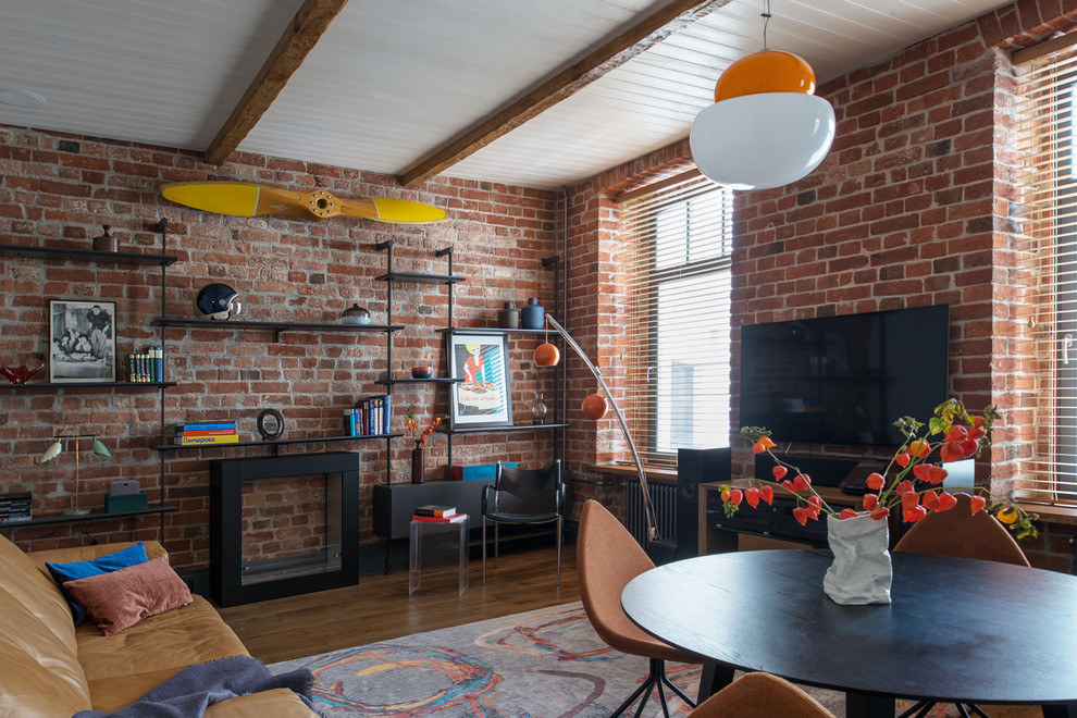 Стильный дизайн: гостиная комната:: освещение в стиле фьюжн с коричневыми стенами, отдельно стоящим телевизором, балками на потолке и кирпичными стенами - последний тренд