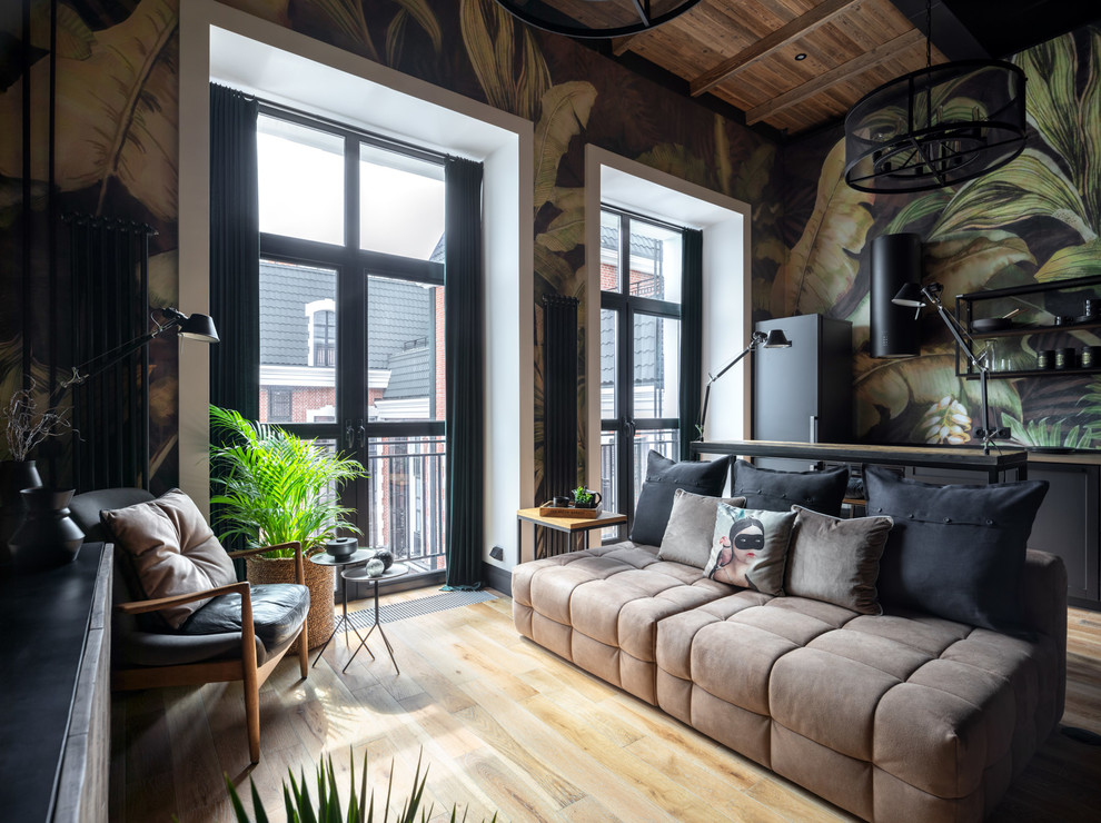 Immagine di un piccolo soggiorno industriale aperto con pareti multicolore, pavimento beige e parquet chiaro