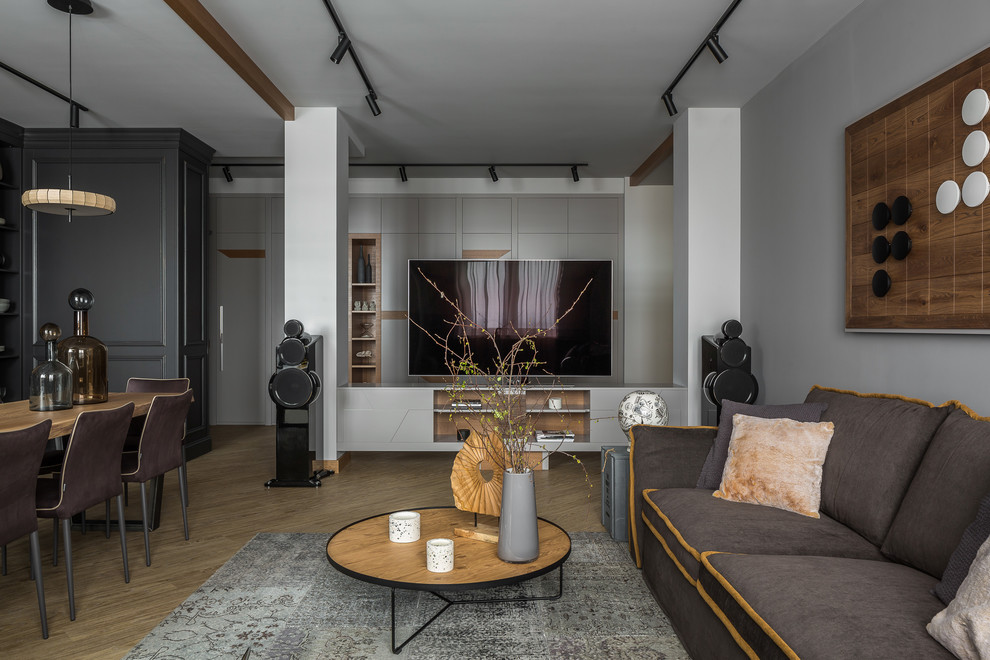 Идея дизайна: парадная, открытая, объединенная гостиная комната среднего размера:: освещение в современном стиле с серыми стенами, полом из винила, отдельно стоящим телевизором и желтым полом без камина
