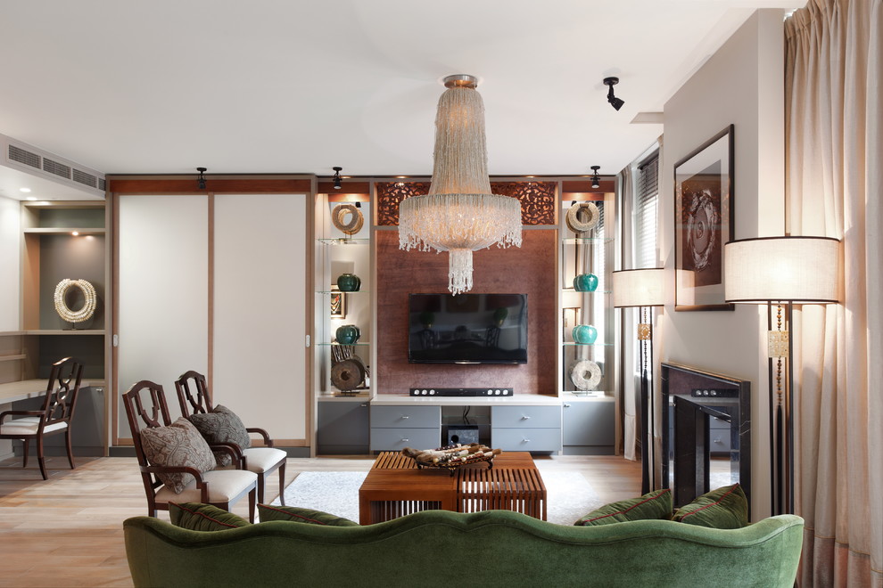 Idee per un soggiorno eclettico con sala formale, pareti beige, parquet chiaro e TV a parete