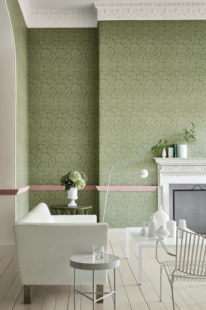 Inspiration pour un salon traditionnel avec un mur vert et parquet peint.