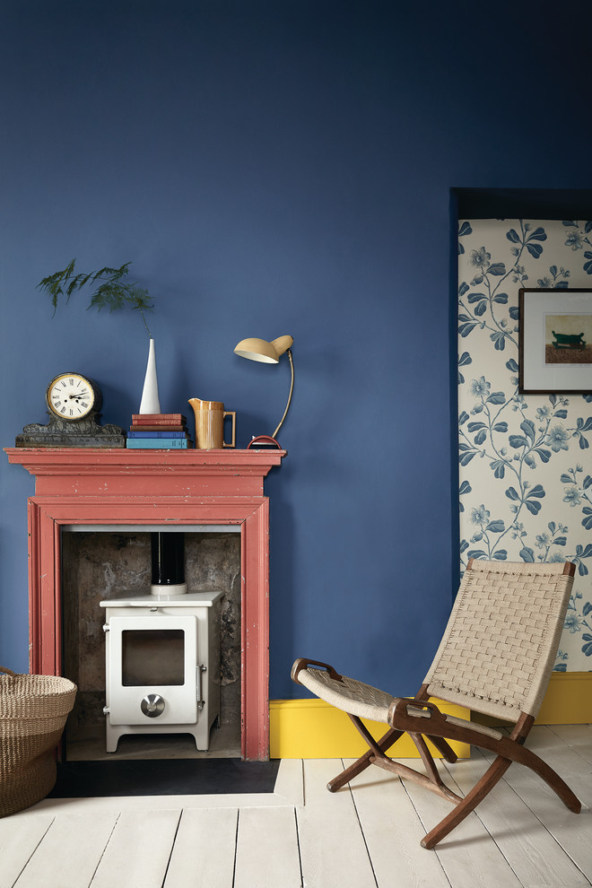 Esempio di un soggiorno boho chic con pareti blu e pavimento in legno verniciato