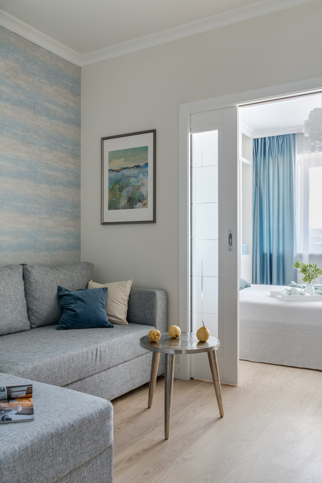 Foto di un soggiorno design con pareti grigie, parquet chiaro e pavimento beige