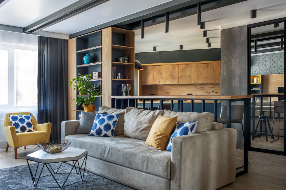 Идея дизайна: парадная, открытая, объединенная гостиная комната в современном стиле с коричневым полом