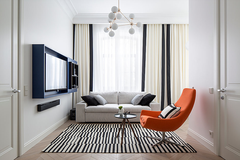 Idee per un soggiorno design di medie dimensioni e aperto con pareti bianche, parquet chiaro, TV a parete e pavimento beige