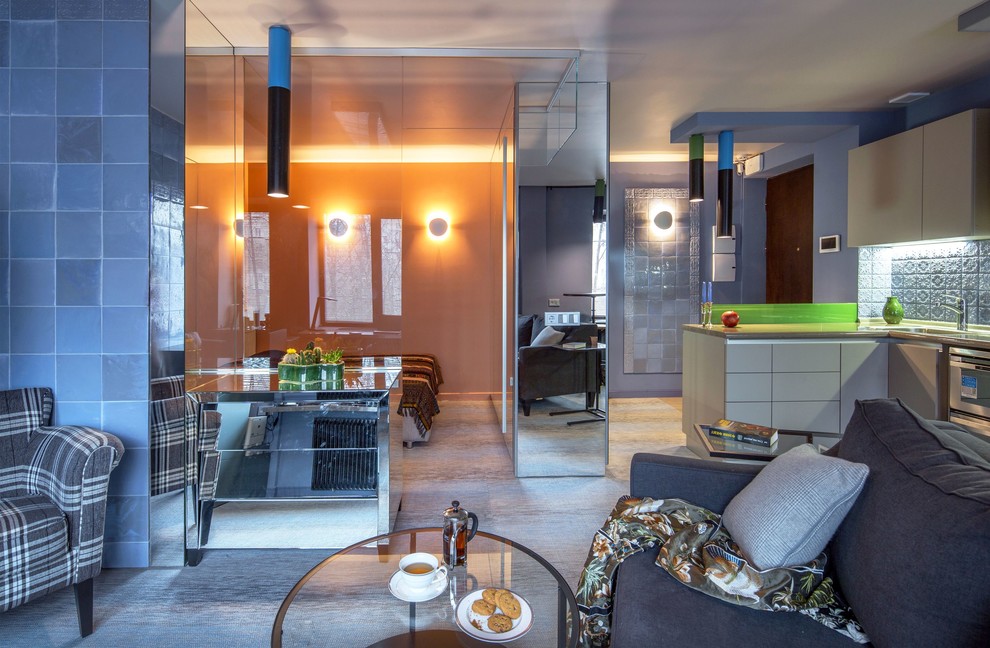 Пример оригинального дизайна: парадная, открытая гостиная комната в современном стиле с синими стенами, полом из винила, телевизором на стене и серым полом
