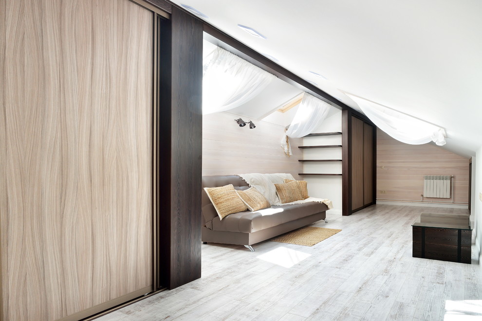 На фото: гостиная комната среднего размера в стиле рустика с белыми стенами, полом из ламината и белым полом с
