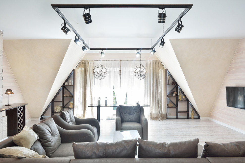 Свежая идея для дизайна: гостиная комната среднего размера в стиле рустика с тюлем на окнах - отличное фото интерьера