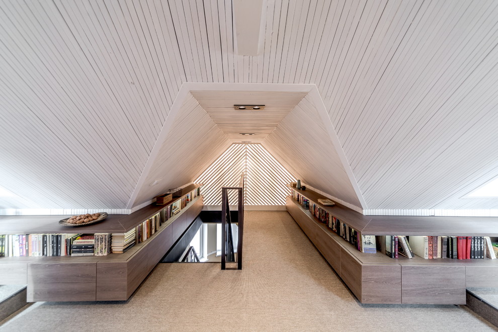 Idee per un soggiorno minimal di medie dimensioni e chiuso con libreria, pareti bianche, moquette e pavimento grigio