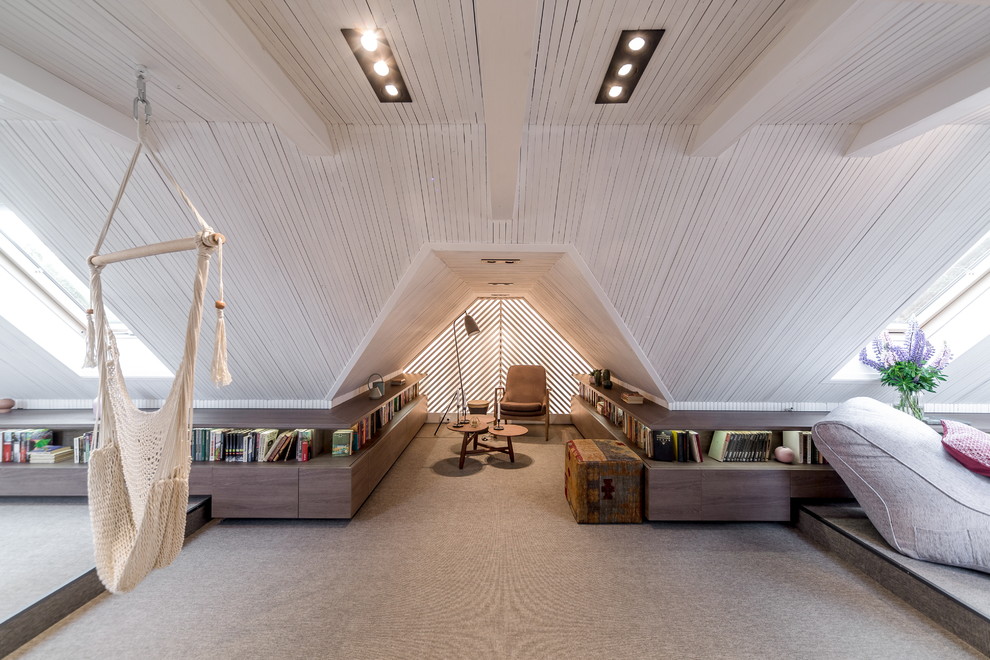 Immagine di un grande soggiorno minimal chiuso con libreria, pareti bianche, moquette e pavimento grigio