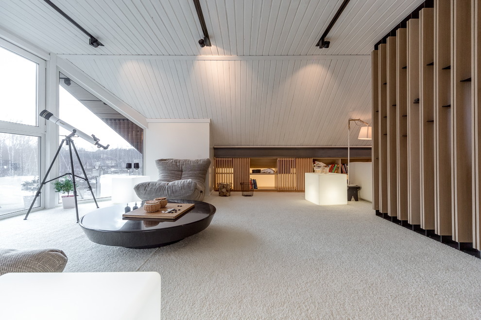 На фото: гостиная комната в современном стиле с ковровым покрытием