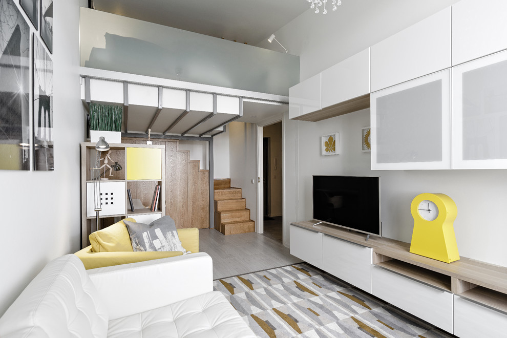 На фото: гостиная комната среднего размера в скандинавском стиле с белыми стенами и полом из ламината с