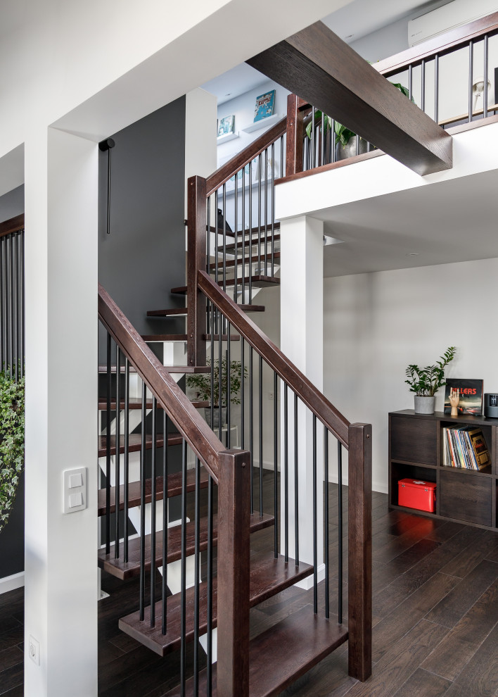 На фото: лестница среднего размера в современном стиле с обоями на стенах