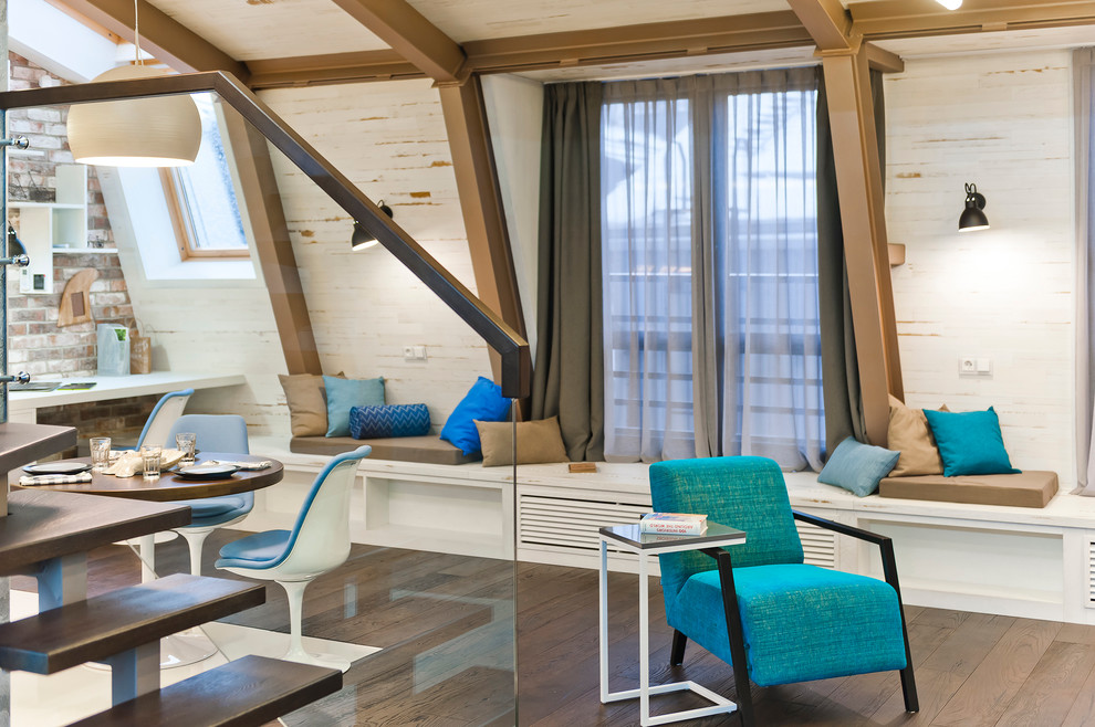 Foto di un soggiorno design aperto con sala formale, pareti beige e pavimento in legno massello medio