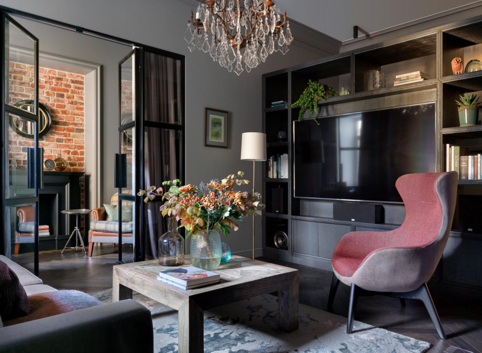 Стильный дизайн: гостиная комната среднего размера в стиле неоклассика (современная классика) с серыми стенами, стандартным камином, отдельно стоящим телевизором и коричневым полом - последний тренд