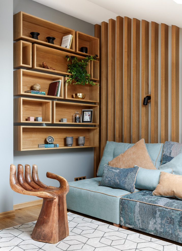 Idéer för mellanstora funkis vardagsrum, med grå väggar, ljust trägolv och beiget golv
